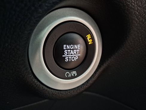 Used 2025 Chrysler Pacifica Select FWD image 23