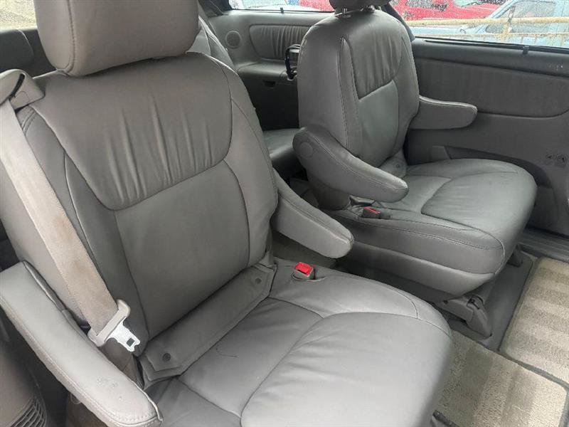 Used 2008 Toyota Sienna XLE FWD image 32