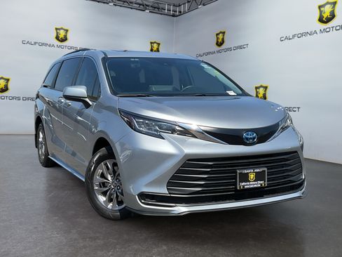 Used 2023 Toyota Sienna LE w/ LE Plus Package FWD image 3