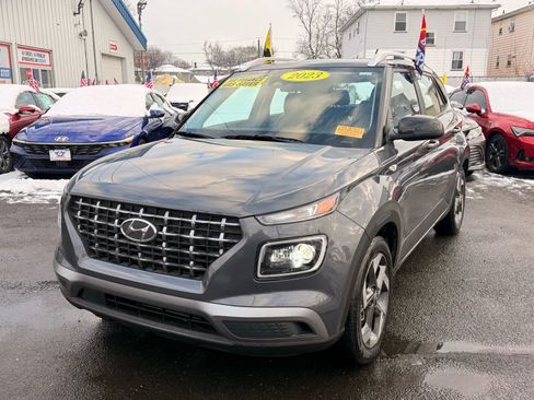 Used 2023 Hyundai Venue Limited image 1