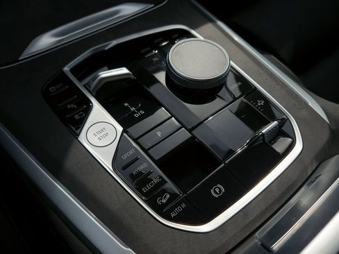 Used 2025 BMW X5 xDrive50e w/ Parking Assistance Package image 15