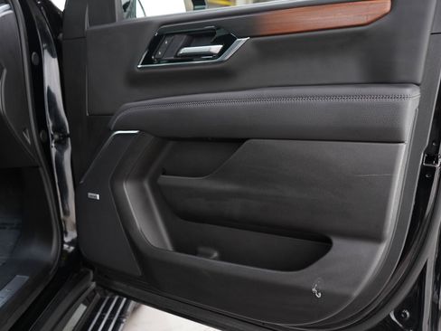 Used 2025 GMC Yukon Denali w/ Sun & Power Step Package AWD/4WD image 9