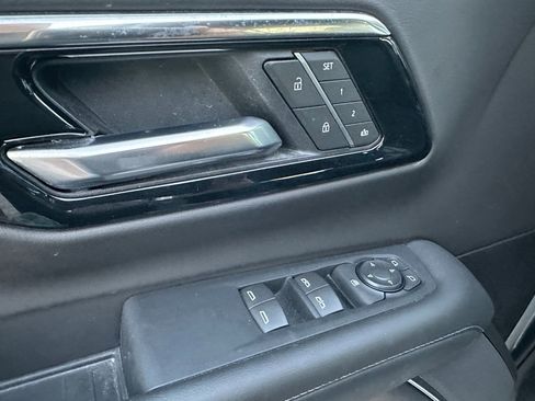 Used 2025 Chevrolet Suburban Z71 image 23