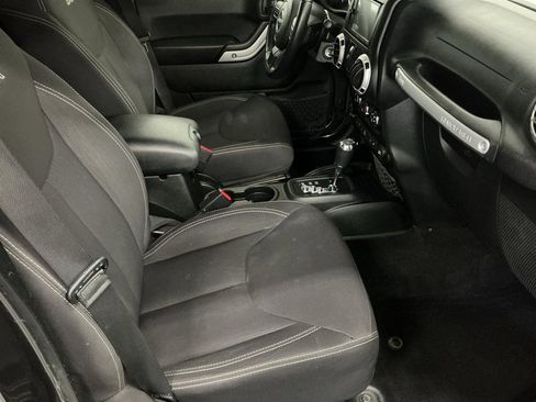 Used 2017 Jeep Wrangler Unlimited Sahara w/ Connectivity Group AWD/4WD image 12