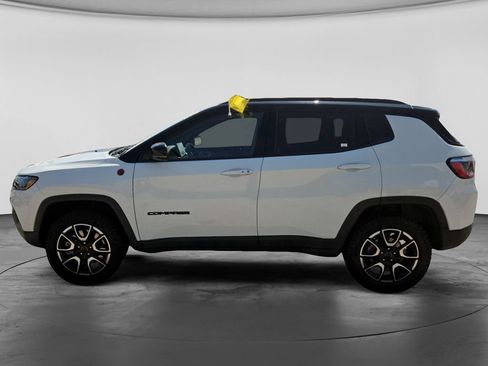 Used 2025 Jeep Compass Trailhawk AWD/4WD image 10