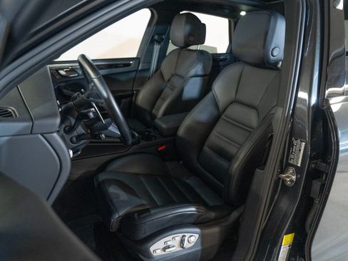 Certified 2026 Porsche Macan AWD/4WD image 5