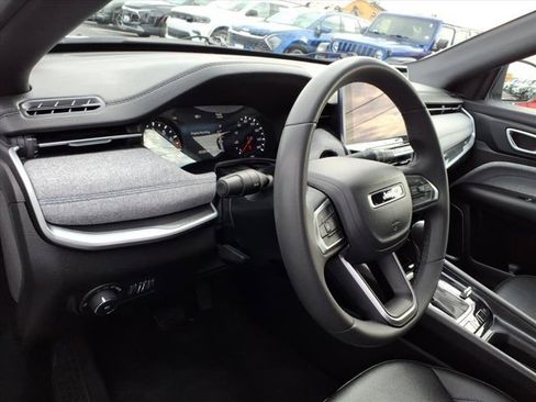 Used 2024 Jeep Compass Latitude image 8