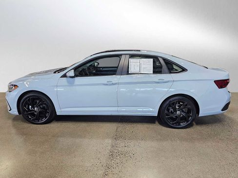 Certified 2025 Volkswagen Jetta SE image 4