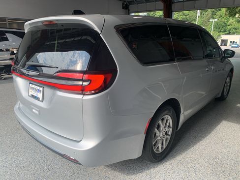 Used 2024 Chrysler Pacifica Touring-L FWD image 11