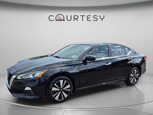 Certified 2022 Nissan Altima 2.5 SV AWD/4WD image 1