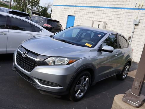 Used 2018 Honda HR-V LX image 4