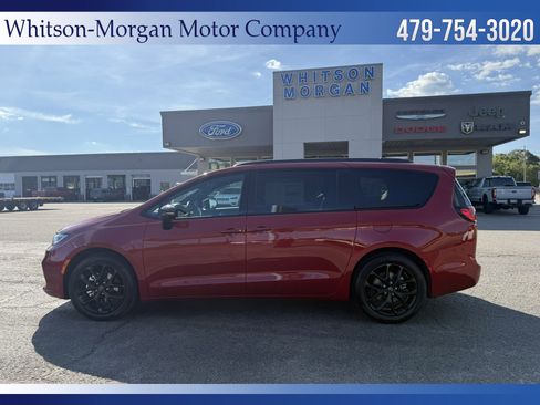 New 2026 Chrysler Pacifica Select image 2