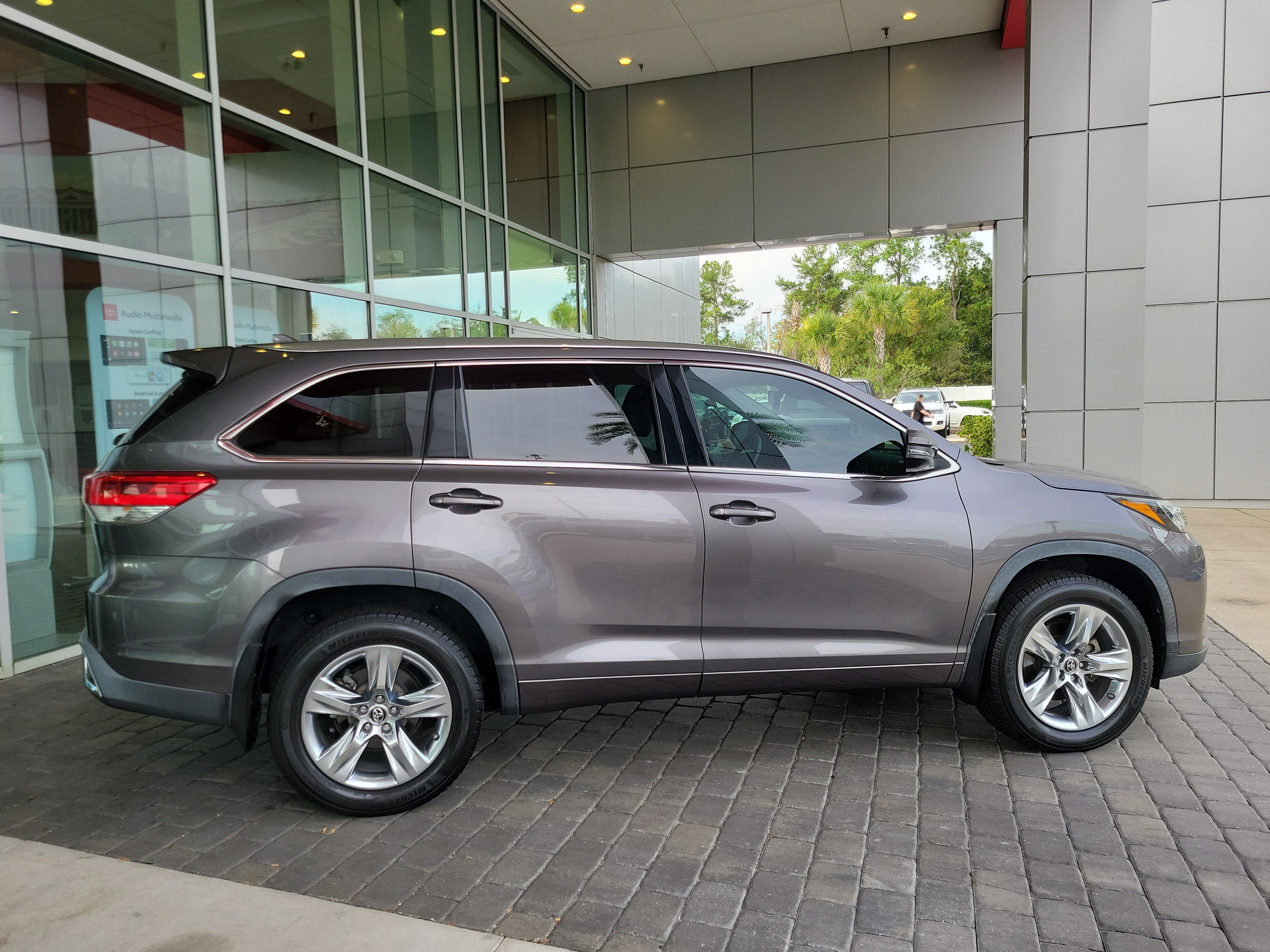 Used 2019 Toyota Highlander Limited FWD image 7
