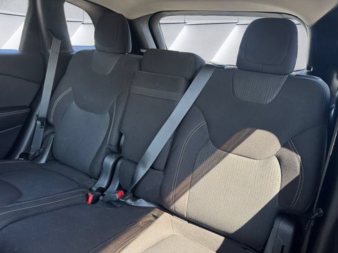 Used 2016 Jeep Cherokee Latitude w/ Cold Weather Group AWD/4WD image 11