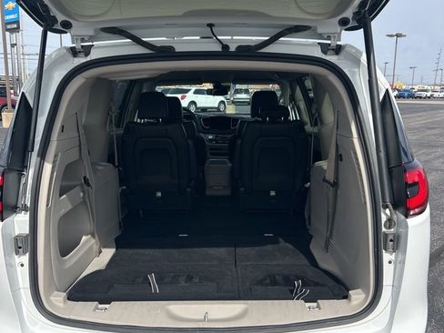 Used 2023 Chrysler Pacifica Touring-L image 15