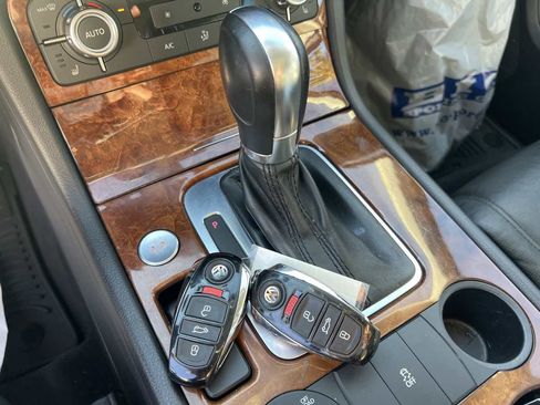 Used 2014 Volkswagen Touareg TDI image 19