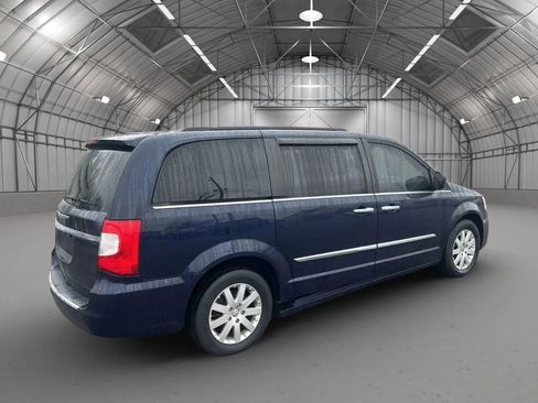 Used 2016 Chrysler Town & Country Touring w/ Driver Convenience Group image 7