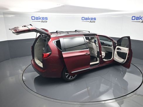 Used 2018 Chrysler Pacifica Limited FWD image 59