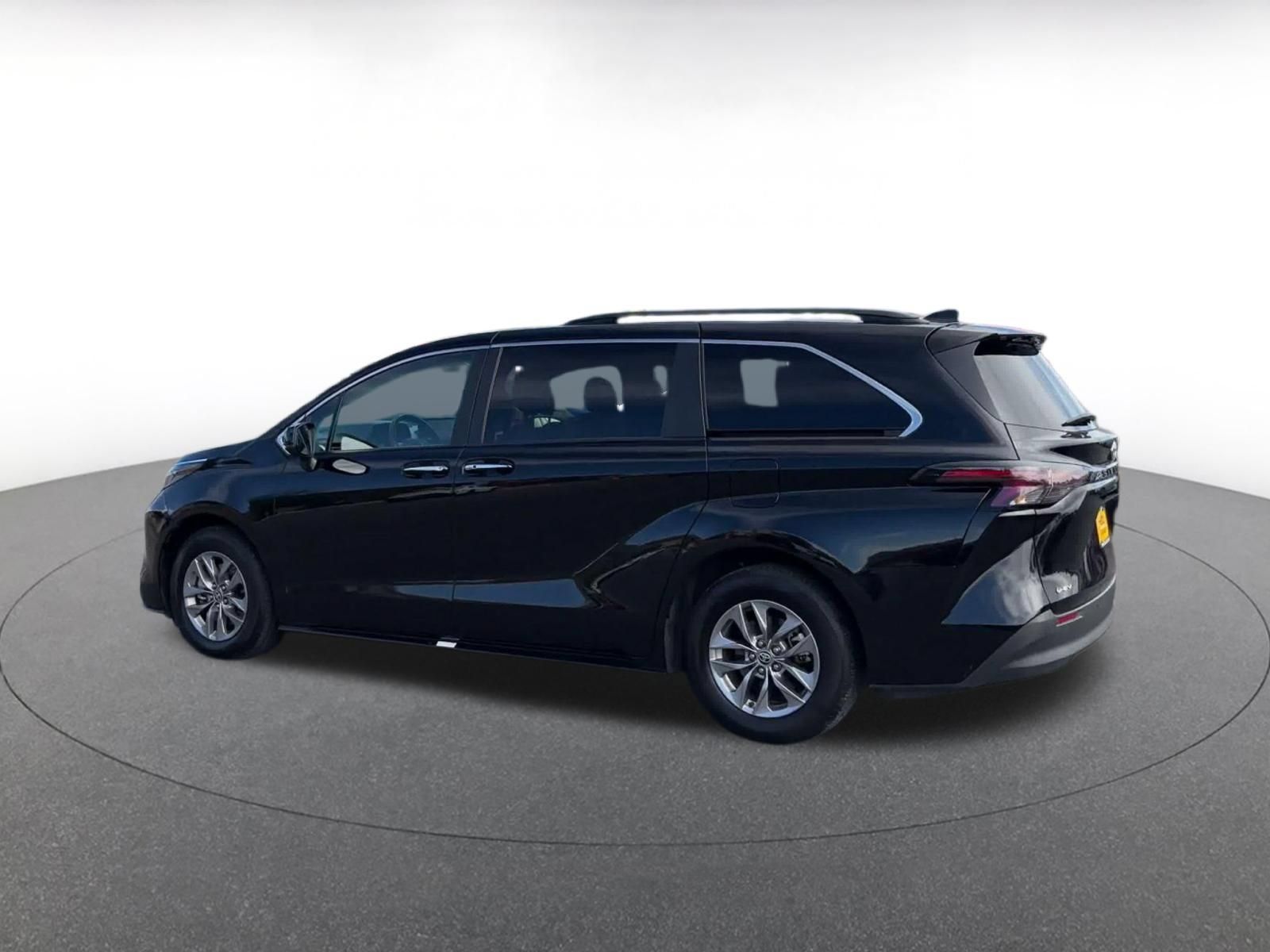 Used 2025 Toyota Sienna XLE FWD image 9