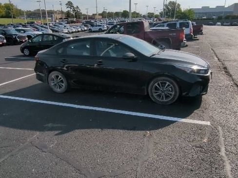 Used 2023 Kia Forte LXS w/ LXS Technology Package FWD image 2