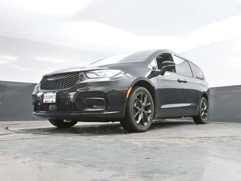 Used 2023 Chrysler Pacifica Touring-L w/ S Appearance Package image 48