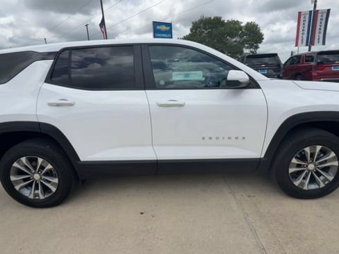 Used 2026 Chevrolet Equinox LT FWD image 9