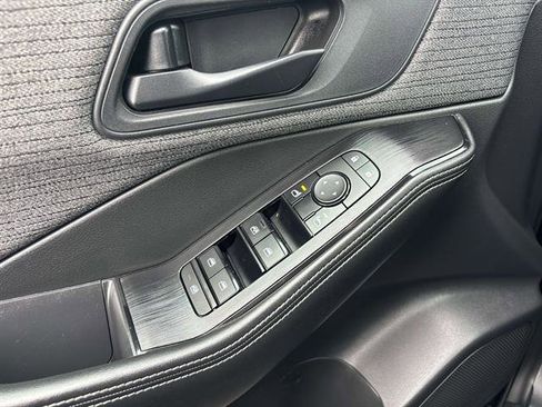 Used 2021 Nissan Rogue S image 17