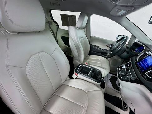 Used 2017 Chrysler Pacifica Touring-L Plus image 28