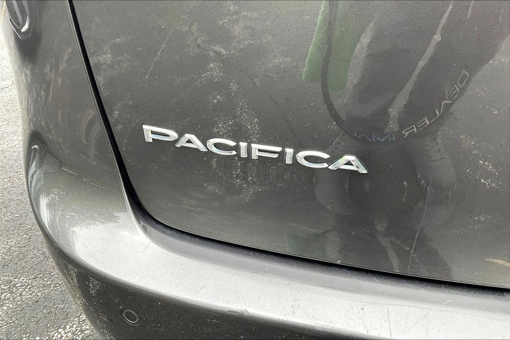 Used 2018 Chrysler Pacifica Touring-L w/ Tire & Wheel Group FWD image 24