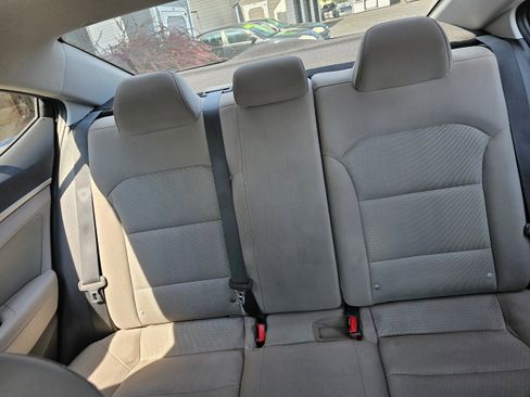 Used 2017 Hyundai Elantra SE image 15