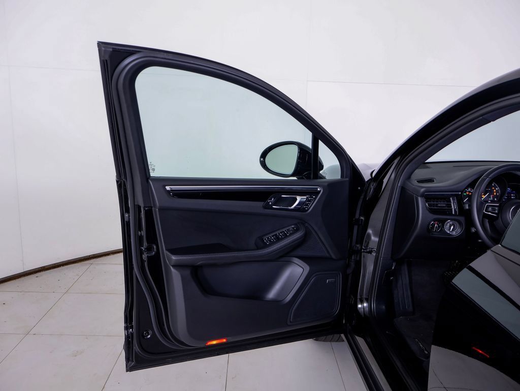 Certified 2024 Porsche Macan AWD/4WD image 27