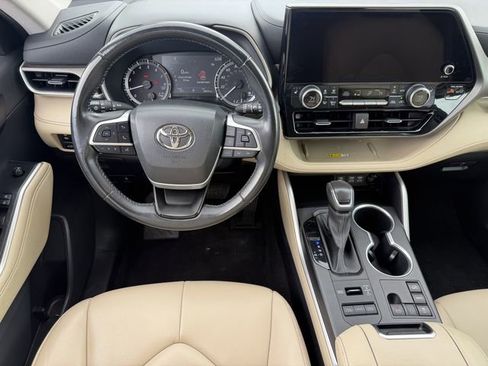 Used 2023 Toyota Highlander XLE AWD/4WD image 12