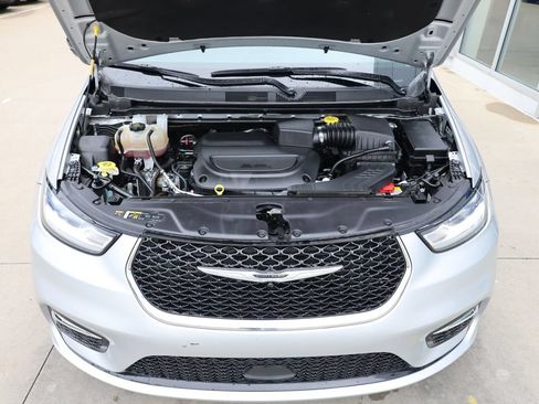 Used 2024 Chrysler Pacifica Touring-L FWD image 45