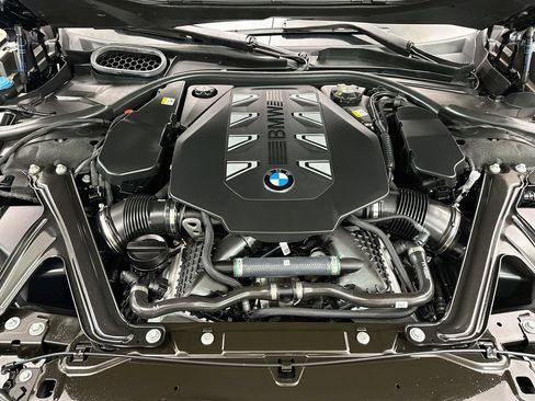Used 2025 BMW 760i xDrive AWD/4WD image 32