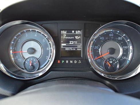 Used 2014 Chrysler Town & Country Touring FWD image 17