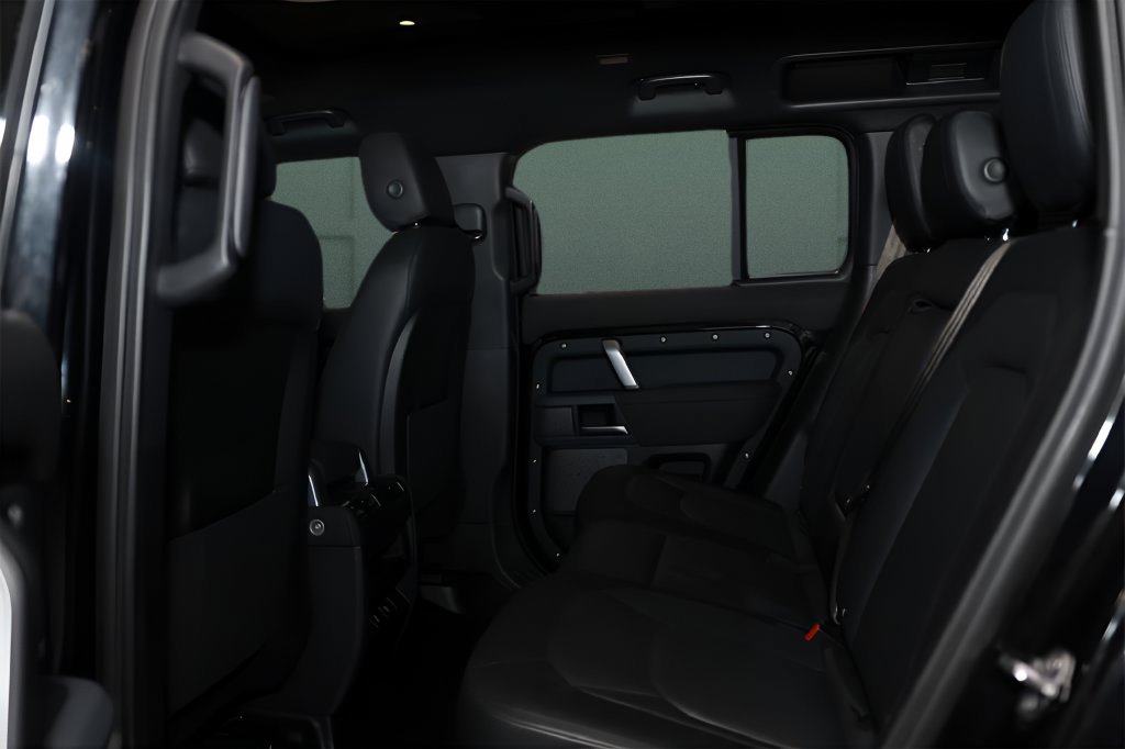 Used 2023 Land Rover Defender 110 X-Dynamic SE AWD/4WD image 12