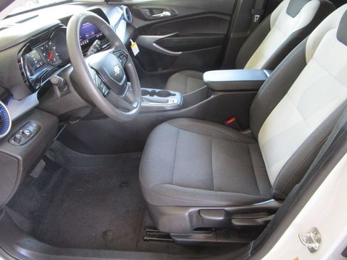 Used 2025 Chevrolet Trax LS FWD image 17