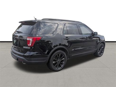 Used 2018 Ford Explorer XLT w/ Equipment Group 202A image 6