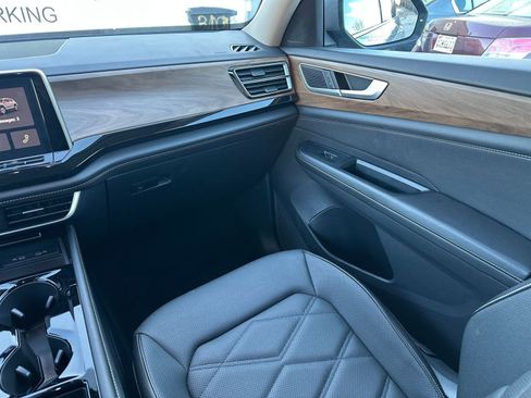 Used 2025 Volkswagen Atlas SE image 35