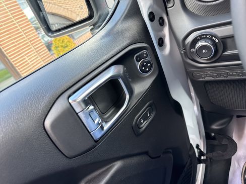 Used 2026 Jeep Wrangler Unlimited Rubicon AWD/4WD image 15