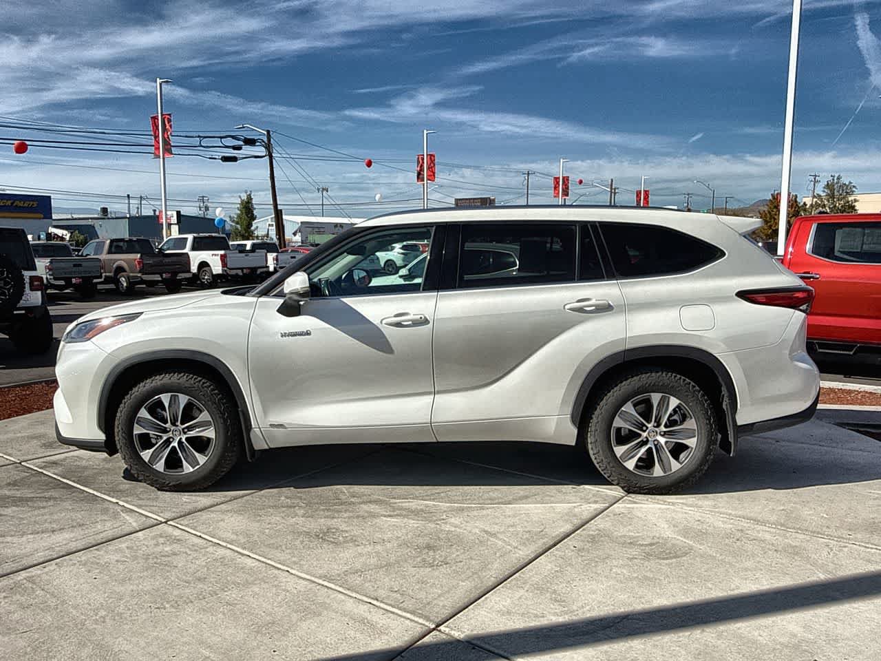 Used 2021 Toyota Highlander XLE AWD/4WD image 2