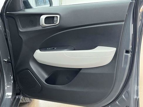 Used 2025 Hyundai Venue SEL FWD image 28