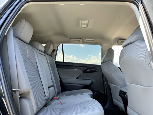 Used 2024 Toyota Highlander LE AWD/4WD image 26
