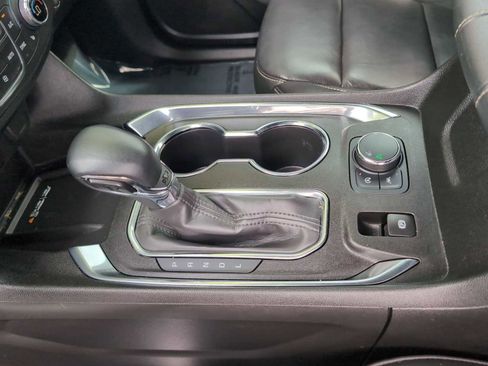 Used 2023 Chevrolet Traverse LT FWD image 16