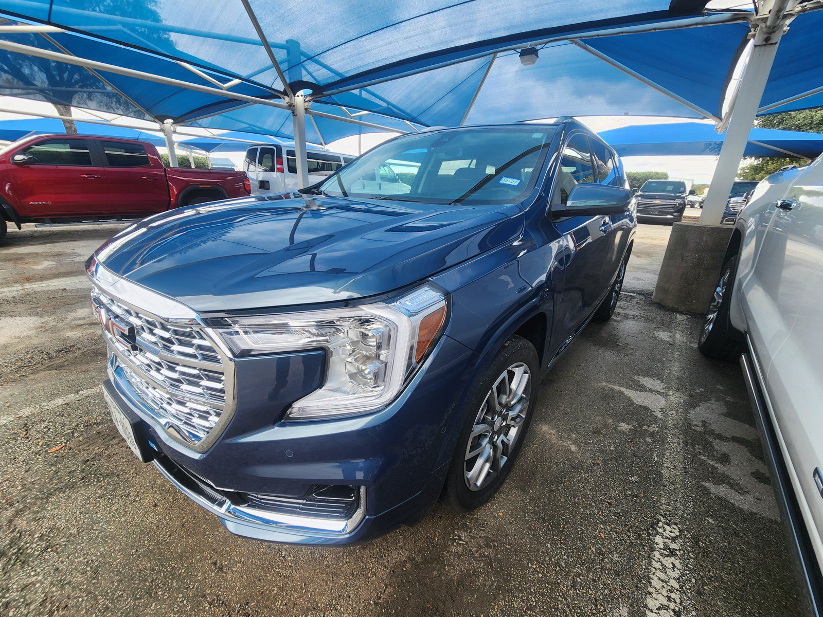 Used 2024 GMC Terrain Denali w/ Denali Premium Package AWD/4WD image 2