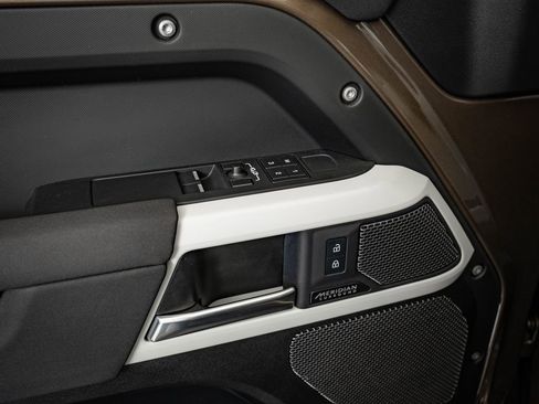 Used 2023 Land Rover Defender 90 SE image 24