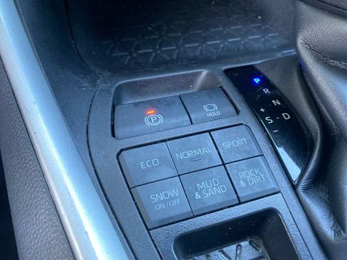 Used 2022 Toyota RAV4 LE AWD/4WD image 23