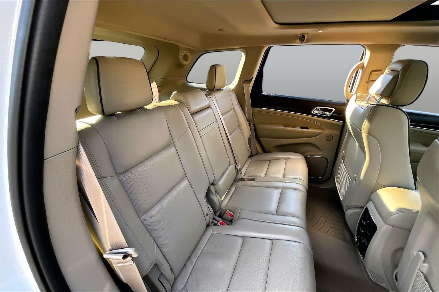 Used 2018 Jeep Grand Cherokee Overland AWD/4WD image 28