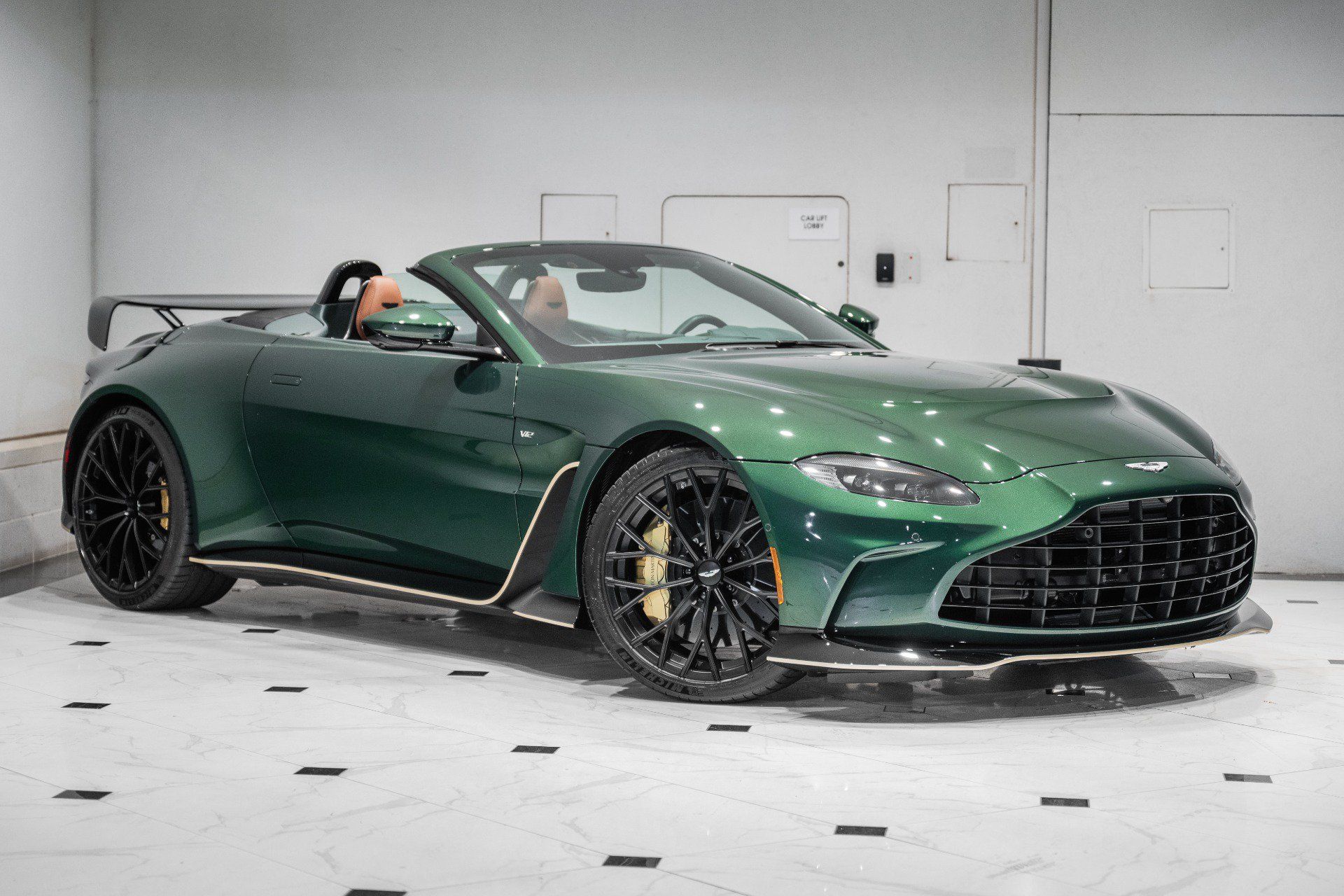 Used 2023 Aston Martin V12 Vantage Roadster RWD image 39