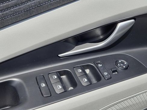 Certified 2025 Hyundai Elantra Limited FWD image 13